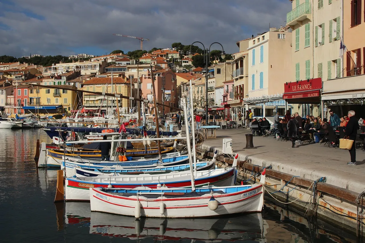 Cassis : Une Perle Méditerranéenne et des Services de Transport Haut de Gamme